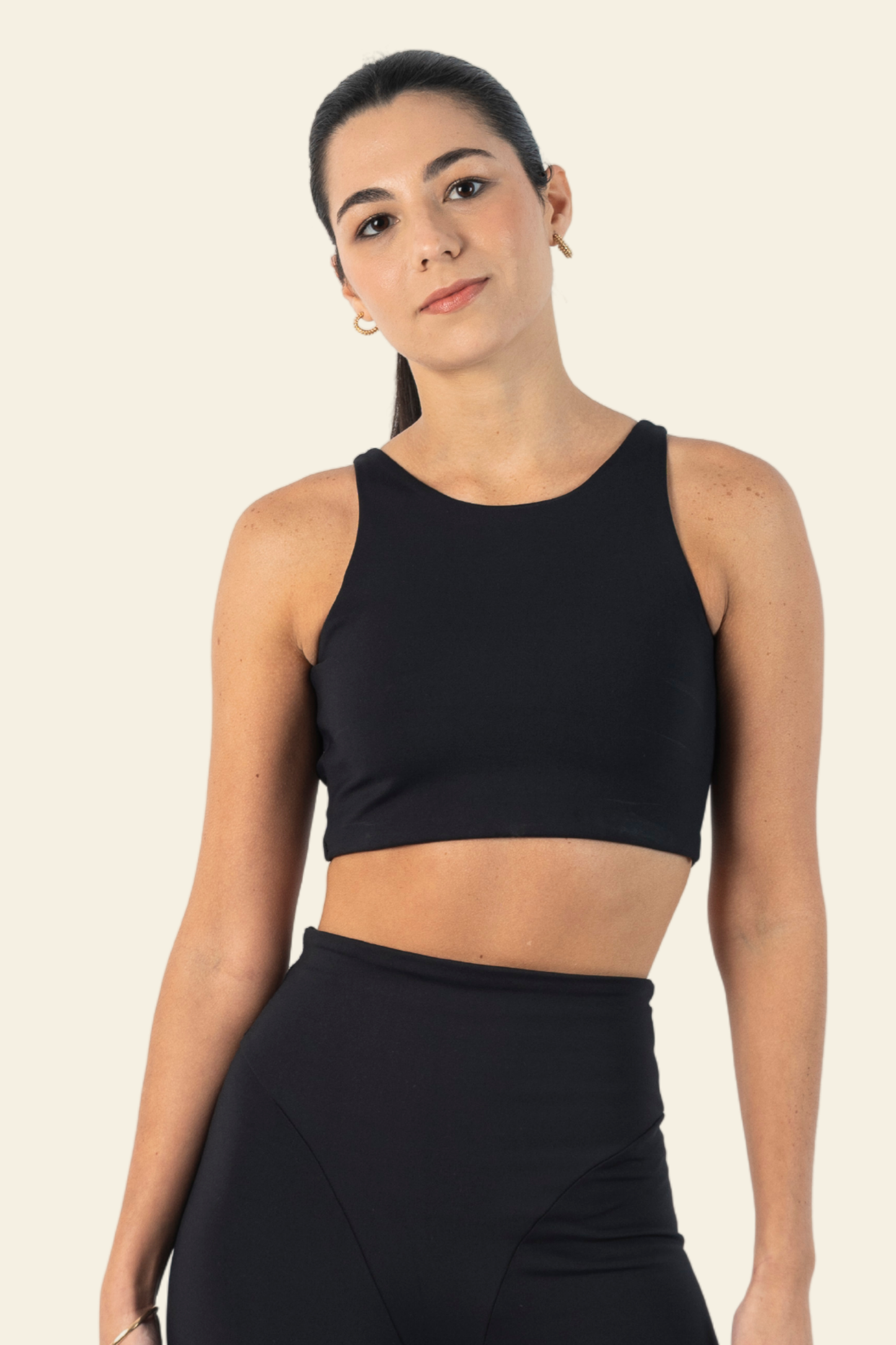 "Adagio Bra negro de Go Active con diseño halter y escote circular en la espalda, ideal para entrenamientos de alto impacto."