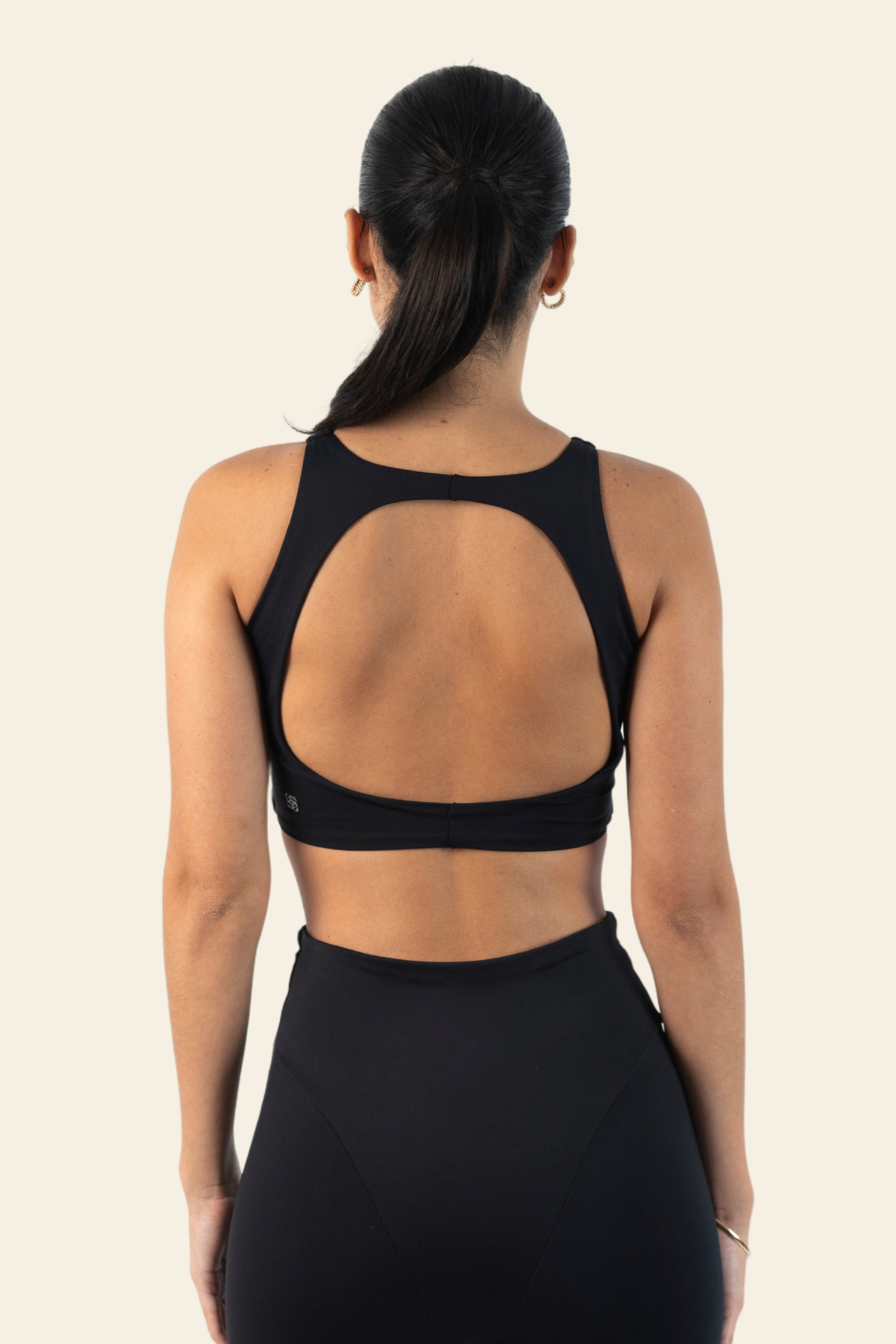"Top deportivo negro Go Active, hecho con materiales resistentes y transpirables para máxima comodidad."