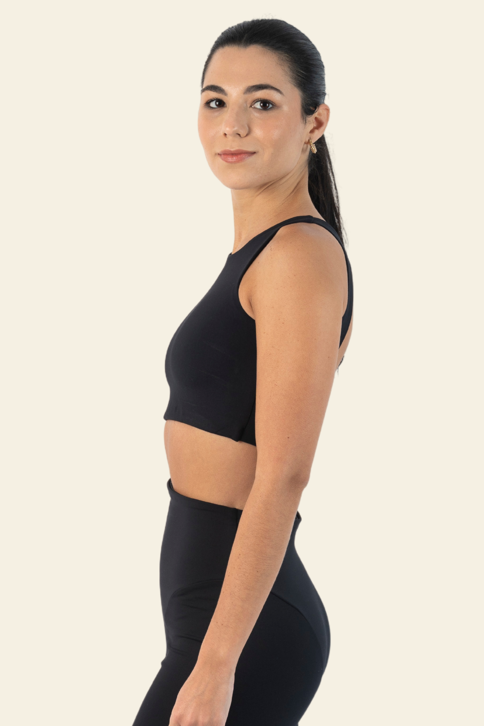 "Detalle del Adagio Bra negro de Go Active, mostrando el escote halter y tela de alta calidad."