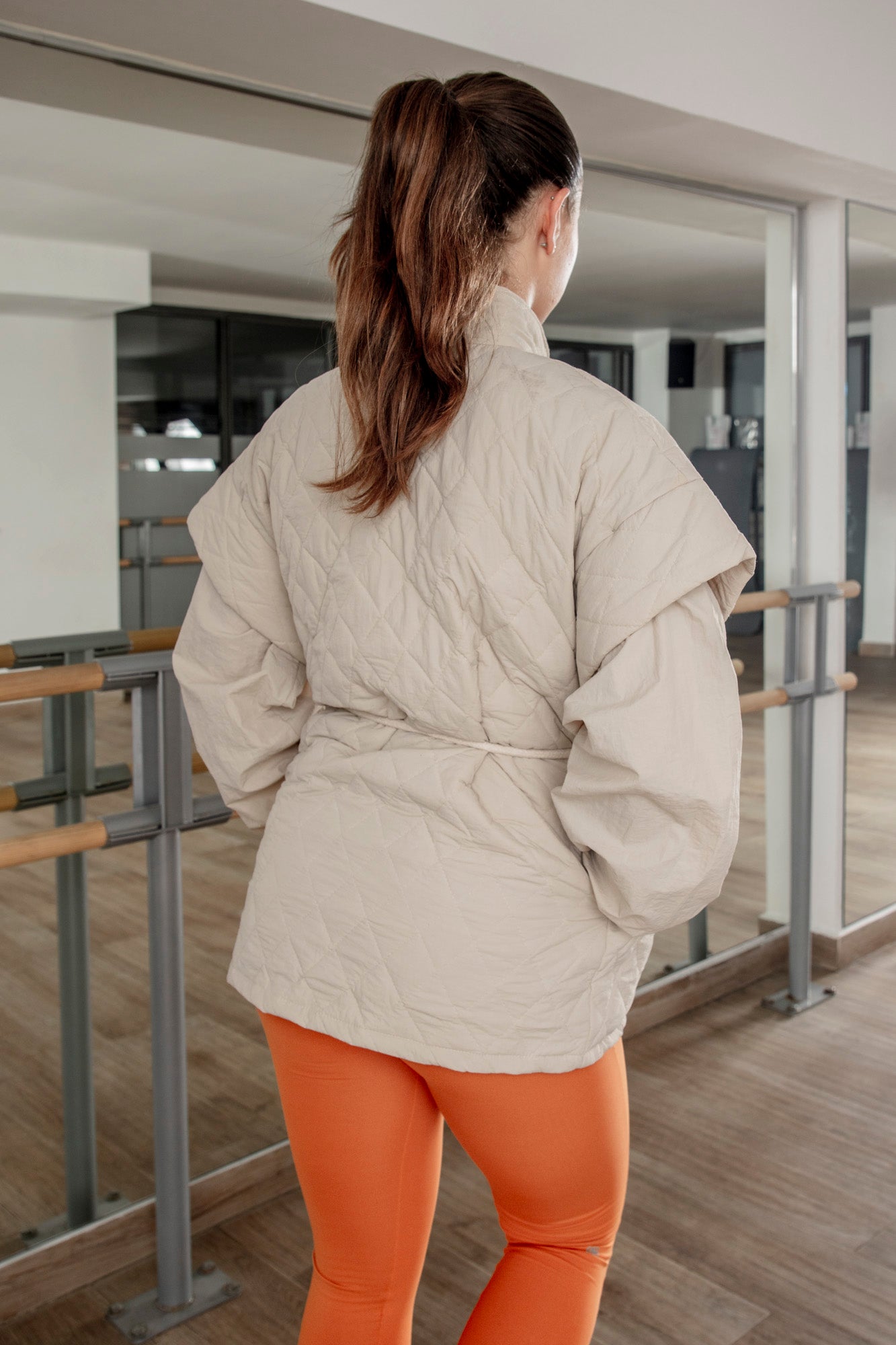 Modelo usando la Ballerina Jacket 2 en 1 en color beige, perfecta para mantenerte cómoda y moderna."