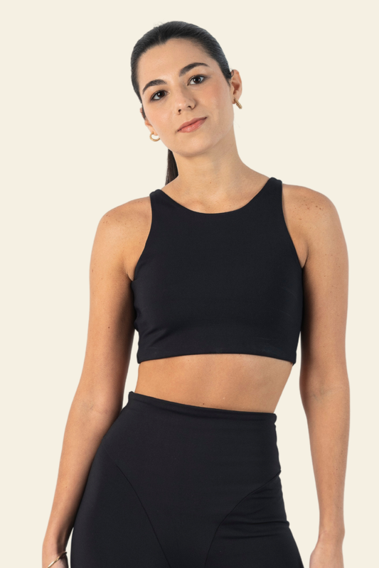 "Adagio Bra negro de Go Active con diseño halter y escote circular en la espalda, ideal para entrenamientos de alto impacto."
